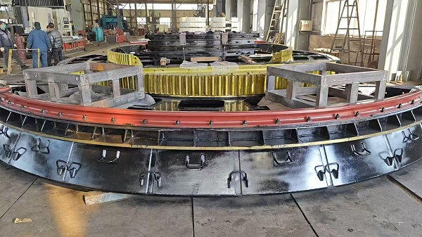Tangshan Yuexin Machinery Company vervaardigde op maat gemaakte zwenklagers voor lopende graafmachines voor een Russische klant.