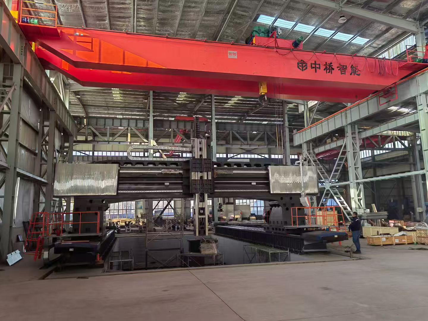 Kijk hoe een enorm CNC-portaalbewerkingscentrum met succes wordt geassembleerd.