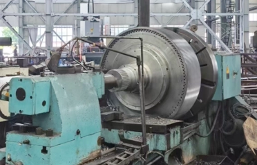 Hoe kunnen de uitdagingen bij het bewerken van grote, op maat gemaakte componenten worden opgelost? De robuuste horizontale draaibanken van Tangshan Yuexin Machinery maken precisiebewerking van grote onderdelen mogelijk.